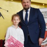 Burmistrz pozuje do zdjęcia z laureatką konkursu.