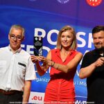 Gala mistrzostw w domu kultury i wręczanie pucharów i medali na scenie.