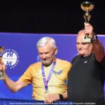 Gala mistrzostw w domu kultury i wręczanie pucharów i medali na scenie.