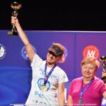 Gala mistrzostw w domu kultury i wręczanie pucharów i medali na scenie.