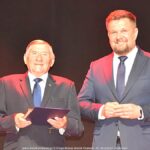 Wręczanie nagród przez burmistrza na scenie.