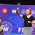 Gala mistrzostw w domu kultury i wręczanie pucharów i medali na scenie.