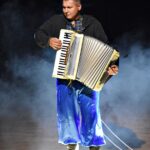 Artyści występujący na scenie.