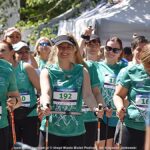 Zawody w nordic walkingu w lesie.