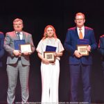 Wręczanie nagród przez burmistrza na scenie.