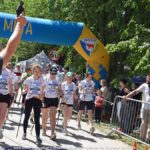 Zawody w nordic walkingu w lesie.