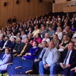 Goście siedzący na widowni.