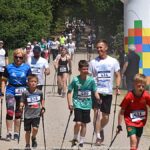 Zawody w nordic walkingu w lesie.