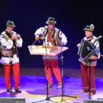 Artyści występujący na scenie.