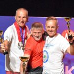 Gala mistrzostw w domu kultury i wręczanie pucharów i medali na scenie.