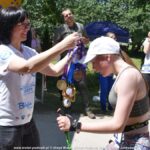 Zawody w nordic walkingu w lesie.