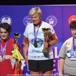 Gala mistrzostw w domu kultury i wręczanie pucharów i medali na scenie.