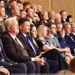 Goście siedzący na widowni.