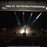Widok szeroki na scenę w domu kultury. Nad sceną napis Gala 43. Dni Bielska Podlaskiego.