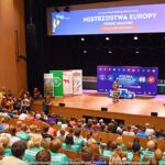 Gala mistrzostw w domu kultury i wręczanie pucharów i medali na scenie.