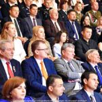 Goście siedzący na widowni.