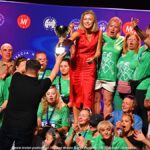 Gala mistrzostw w domu kultury i wręczanie pucharów i medali na scenie.