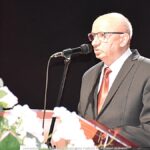 Mężczyzna przemawiający na scenie.