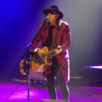 Koncert rockowy Chłopców z Placu Broni na scenie domu kultury.