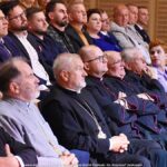 Goście siedzący na widowni.