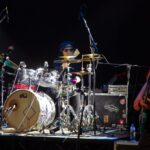 Koncert rockowy Chłopców z Placu Broni na scenie domu kultury.