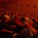 Koncert rockowy Chłopców z Placu Broni na scenie domu kultury.