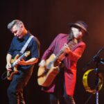 Koncert rockowy Chłopców z Placu Broni na scenie domu kultury.