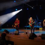 Koncert rockowy Chłopców z Placu Broni na scenie domu kultury.