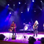 Koncert rockowy Chłopców z Placu Broni na scenie domu kultury.