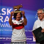 Gala mistrzostw w domu kultury i wręczanie pucharów i medali na scenie.