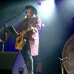 Koncert rockowy Chłopców z Placu Broni na scenie domu kultury.