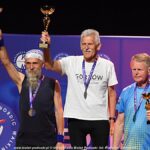 Gala mistrzostw w domu kultury i wręczanie pucharów i medali na scenie.