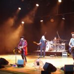 Koncert rockowy Chłopców z Placu Broni na scenie domu kultury.