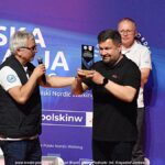 Gala mistrzostw w domu kultury i wręczanie pucharów i medali na scenie.