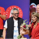 Gala mistrzostw w domu kultury i wręczanie pucharów i medali na scenie.