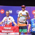 Gala mistrzostw w domu kultury i wręczanie pucharów i medali na scenie.