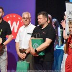 Gala mistrzostw w domu kultury i wręczanie pucharów i medali na scenie.