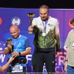 Gala mistrzostw w domu kultury i wręczanie pucharów i medali na scenie.