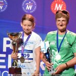 Gala mistrzostw w domu kultury i wręczanie pucharów i medali na scenie.