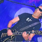 Koncert zespołu Big Cyc na scenie plenerowej.