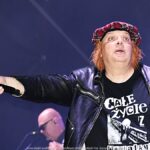 Koncert zespołu Big Cyc na scenie plenerowej.