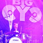 Koncert zespołu Big Cyc na scenie plenerowej.