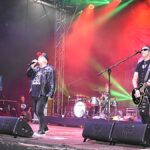 Koncert zespołu Big Cyc na scenie plenerowej.