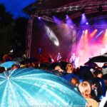 Koncert zespołu Big Cyc na scenie plenerowej.