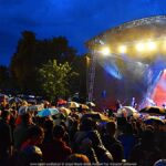 Koncert zespołu Big Cyc na scenie plenerowej.