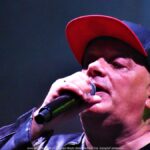 Koncert zespołu Big Cyc na scenie plenerowej.