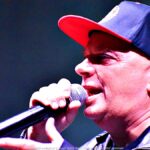 Koncert zespołu Big Cyc na scenie plenerowej.