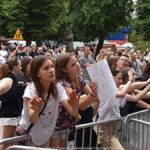 Koncert na scenie plenerowej.