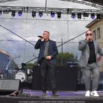 Koncert na scenie plenerowej.