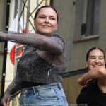 Koncert na scenie plenerowej.